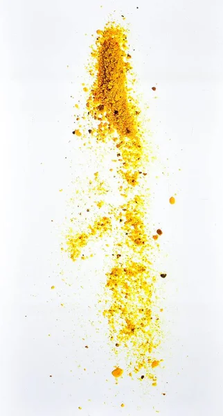 Beyaz zemin üzerinde izole edilmiş sarı polen tozu, Üremeyi, döllenmeyi ve doğa kavramını temsil eden ince bitki tozu.