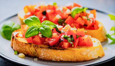 İtalyan uskumru aperatifi, Kızarmış Ekmek üzerine dikenli domates, fesleğen ve sarımsak serpiştirilmiş zeytinyağı.