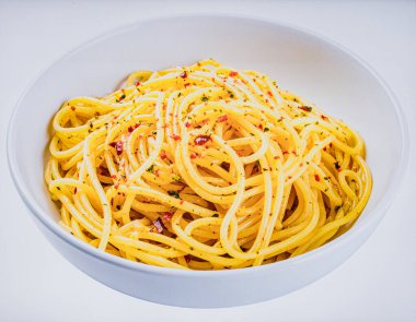 Bir kase spagetti Aglio e Olio, sarımsaklı sade İtalyan makarnası, zeytinyağı ve biberli, klasik Napoli yemeği.