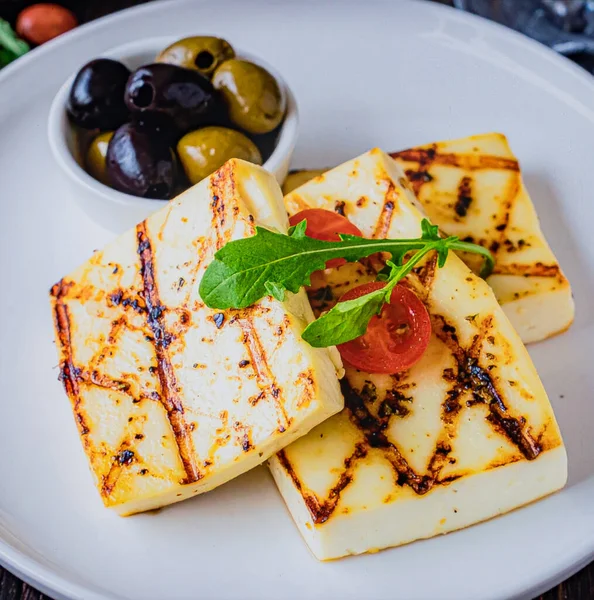 Premium Süt Ürünleri ve Akdeniz Mutfağı İçin Izgara Halloumi Peynir Dilimleri