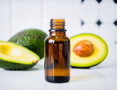 Temiz Parlak Sağlıklı Yaşam Tarzı Mutfak Ayarlarında Taze Avokadolarla Avokado Yağları Şişe