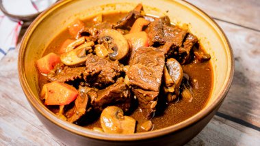 Klasik Fransız Biftek Burguignon Güveci, Mantarlı, Havuçlu ve Soğanlı Kırmızı Şarapta Kızartılmış Soğuk Hava Rahatlatıcı Yemekler İçin Mükemmel.