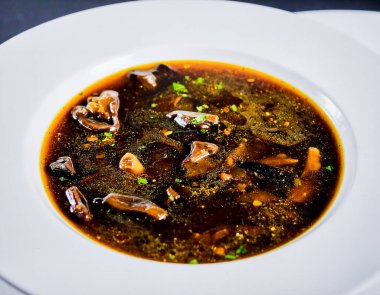 Kaliteli Mutfak Konseptinde Derin Umami Notlarıyla Koyu Mantar Çorbası