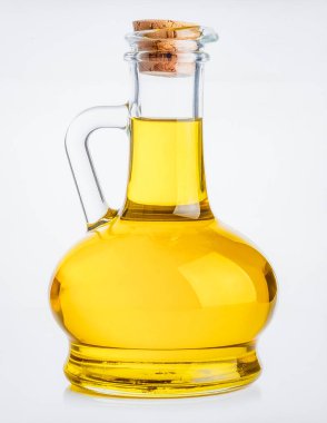 Beyaz Arkaplanda Ekstra Bakire Zeytinyağı, Sağlıklı Mutfak Mutfağı Konsepti İçin Altın Bitki Bazlı Pişirme Yağı