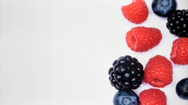 Beyaz Arkaplanda Berry Fruit, Taze Renkli Ürün Temsilcisi Vitamin, Sağlık ve Organik Gıda Konsepti