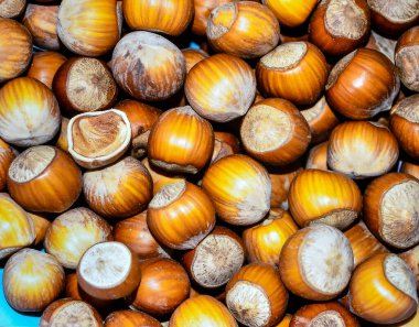 Fındık yüzeyi doğal ceviz dokusunu ve organik besin detaylarını gösteriyor.