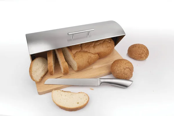 面包盒 厨房用具 新鲜烤芝麻包在木箱和钢箱中 配有面包刀 — 图库照片#