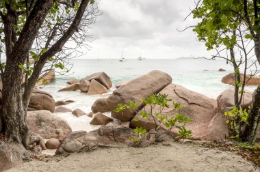 Anse Lazio beach, Praslin, Seyşel Adaları. Bulutlu gün.