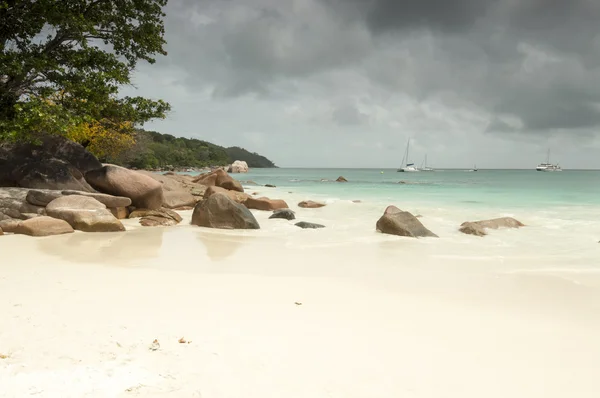 Anse Lazio beach, Praslin, Seyşel Adaları. Bulutlu gün.