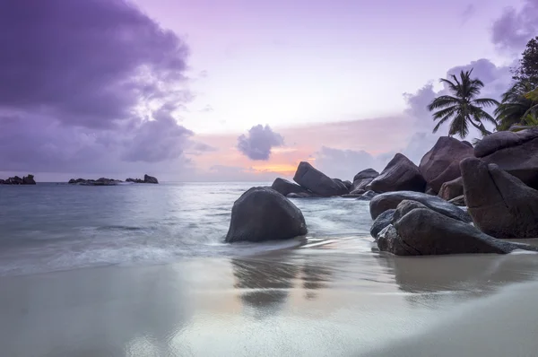 Coucher de soleil sur la plage des Seychelles — Photo