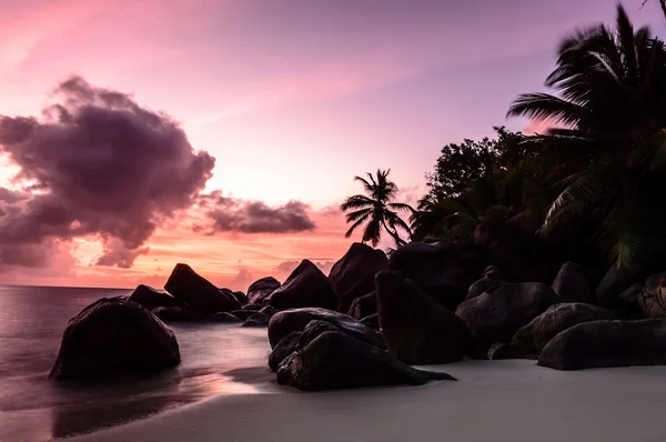 Coucher de soleil sur la plage tropicale - Seychelles - arrière-plan nature — Photo