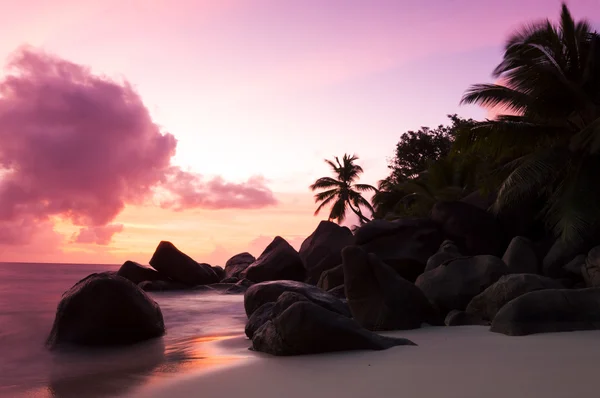 Coucher de soleil sur la plage tropicale - Seychelles - arrière-plan nature — Photo