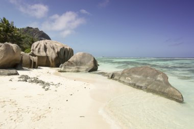 Nefes kesen boş kumsalda La Digue, Seyşel Adaları