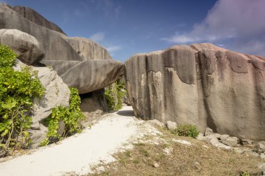 La Digue Adası Seyşeller'büyük granit kayalar arasında yol.