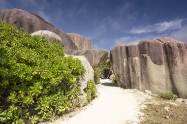 La Digue Adası Seyşeller'büyük granit kayalar arasında yol.