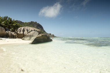 Nefes kesen boş kumsalda La Digue, Seyşel Adaları