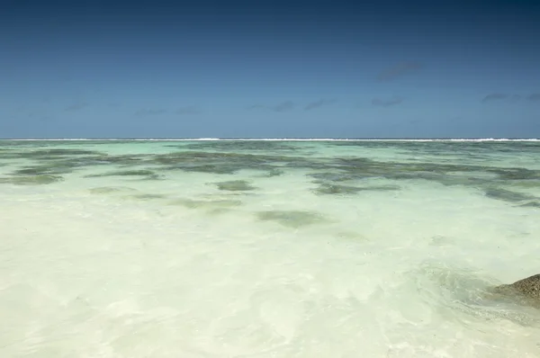 Tropischer Strand auf den Seychellen — Stockfoto