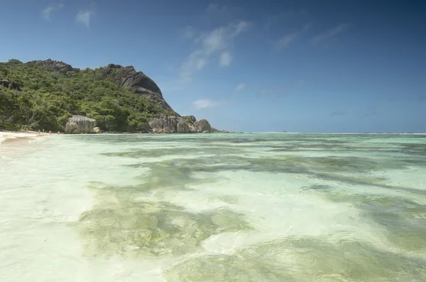 Nefes kesen boş kumsalda La Digue, Seyşel Adaları
