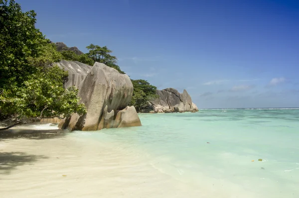 Nefes kesen boş kumsalda La Digue, Seyşel Adaları