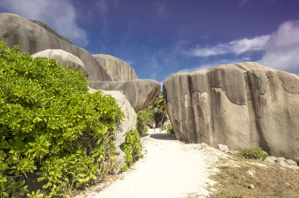 La Digue Adası Seyşeller'büyük granit kayalar arasında yol.