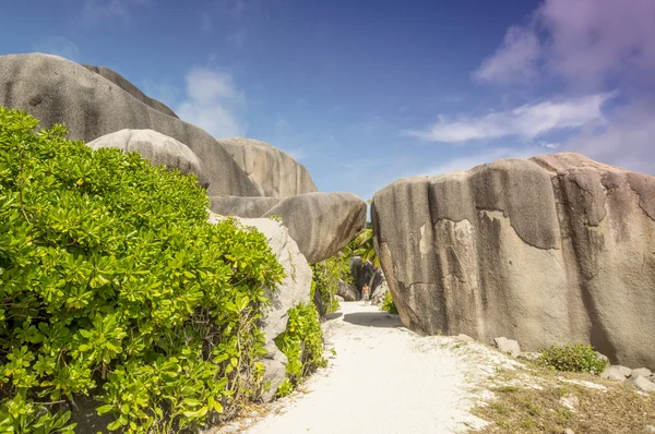 La Digue Adası Seyşeller'büyük granit kayalar arasında yol.