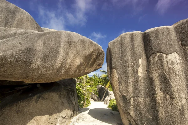 La Digue Adası Seyşeller'büyük granit kayalar arasında yol.