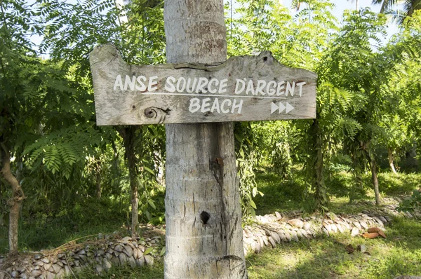 Ahşap işareti. Yol yapımını Anse kaynak d Argent Beach, la Digue, Seyşel Adaları.