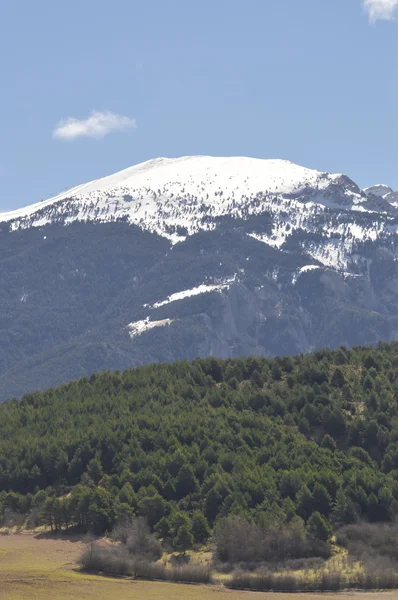 Hermoso paisaje de los Pirineos catalanes, Cerdanya, Girona, España — Foto de Stock