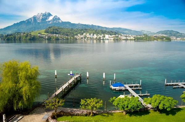Dört kanton Gölü, kıyı ve Mount Pilatus İsviçre manzara
