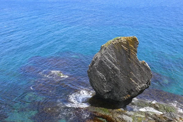 Скала разжигание в море, лыжня след — стоковое фото