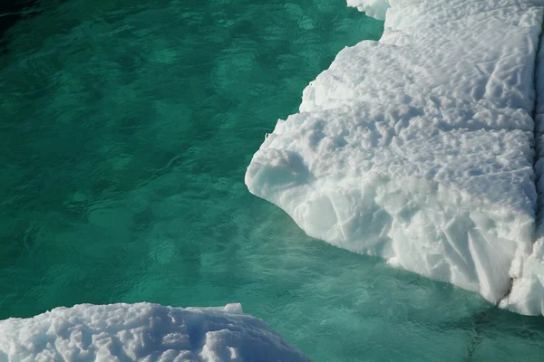 Eisberg im türkisfarbenen Wasser — Stockfoto