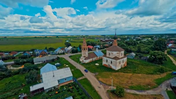 Ryssland, Suzdal, en gammal kyrka, skytte (air) — Stockvideo