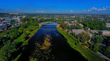 Rusya, Novgorod bölgesi, şehir BOROVICHI, nehir Msta (Hava Drone uçuş)