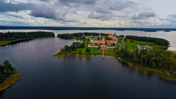 Rusia, el lago Valdai, el monasterio de Iveron, (vuelos aéreos Drone ) — Vídeo de stock