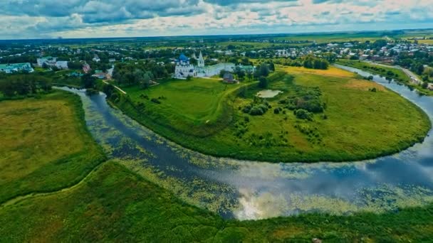 Rusko, Suzdal, starý kostel. Fotografování ze vzduchu. — Stock video