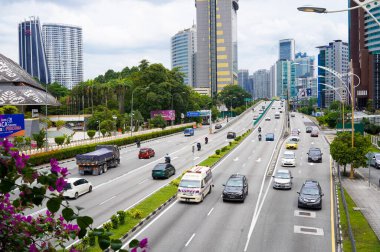 Kuala Lumpur, Malezya - 17 Ekim 2024 - Kuala Lumpur 'da trafik ve yüksek binalı sekiz şeritli otoyol.