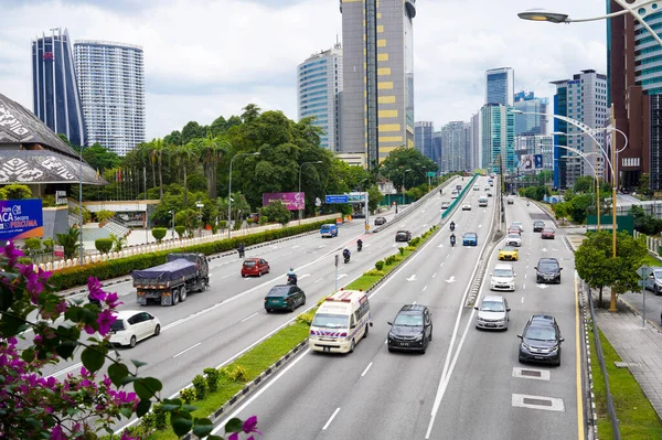 Kuala Lumpur, Malezya - 17 Ekim 2024 - Kuala Lumpur 'da trafik ve yüksek binalı sekiz şeritli otoyol.