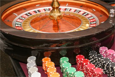 Casino fişi ve rulet tekerleği