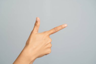 Açık Gri Stüdyo Arkaplan Stüdyosunun Açık Gölgeli İnce Deri Dokusuna Sol El İşaretleme Parmağı İleriyi Gösteriyor