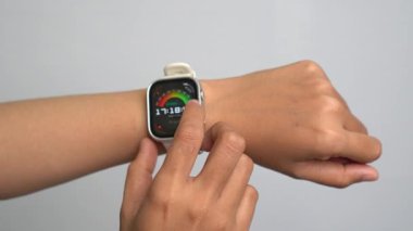 Bone, South Sulawesi, Endonezya, 26 Kasım 2025 - Akıllı Bir El Dokunuşunun Yakınlığı Sağlık Verilerini Gösteren Ekran