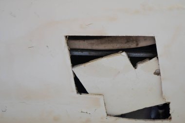 Açığa çıkan yalıtım ve metal çubuklarla tavan hasarı. Kapalı mekandaki ses yalıtımı.