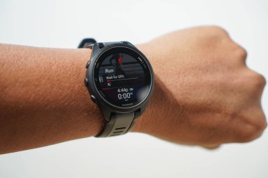 Güney Sulawesi, Endonezya, 13 Şubat 2026: Bir adamın bileğindeki 165 numaralı müzik saati GPS 'i bekliyor..