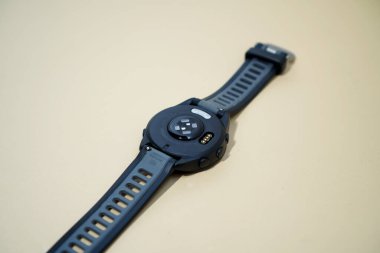 Güney Sulawesi, Endonezya, 13 Şubat 2026: Gri bir arkaplanda algılayıcıları gösteren bir Garmin 165 müzik saatinin yakın çekimi.