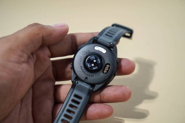 Güney Sulawesi, Endonezya, 13 Şubat 2026: Bir Garmin 165 'in yakın çekimi Bir adamın elinde çalışan bir saat.