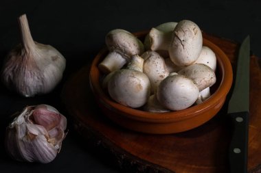 Siyah arka planda mantarlı bir kase.