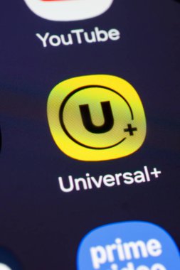 Buenos Aires, Arjantin - 27 Eylül 2025: Cep telefonu ekranında evrensel artı simge.