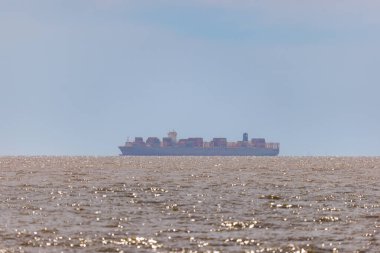 Buenos Aires 'teki Rio de la Plata' ya konteynırlı gemi giriş yapıyor..