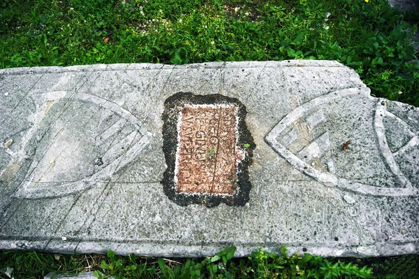 Asil bir kişinin Ortaçağ mezar taşı