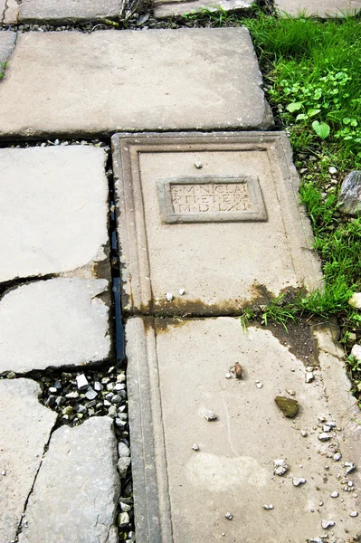Mezarlıktaki eski mezar taşı