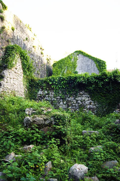 Verwoeste fragment in het Fort Shpanola — Stockfoto
